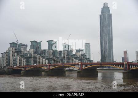 Der Secret Intelligence Service, auch bekannt als MI6 Headquarters Building, ist am 23. August 2017 in London, Großbritannien, abgebildet. Der Secret Intelligence Service (SIS), gemeinhin bekannt als MI6 (Military Intelligence, Abschnitt 6), ist die ausländische Nachrichtenagentur der Regierung des Vereinigten Königreichs. (Foto von Alberto Pezzali/NurPhoto) Stockfoto