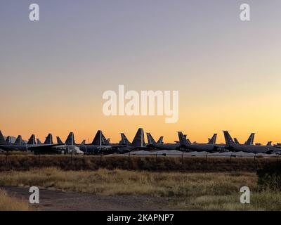 Der riesige Wüstenboden ist von Tausenden von Militärflugzeugen, Flugzeugen, Hubschraubern und Teilen bedeckt. Stockfoto