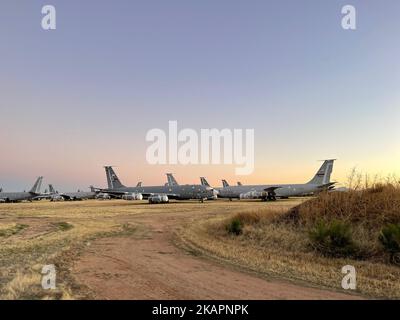 Der riesige Wüstenboden ist von Tausenden von Militärflugzeugen, Flugzeugen, Hubschraubern und Teilen bedeckt. Stockfoto