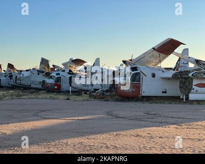 Der riesige Wüstenboden ist von Tausenden von Militärflugzeugen, Flugzeugen, Hubschraubern und Teilen bedeckt. Stockfoto