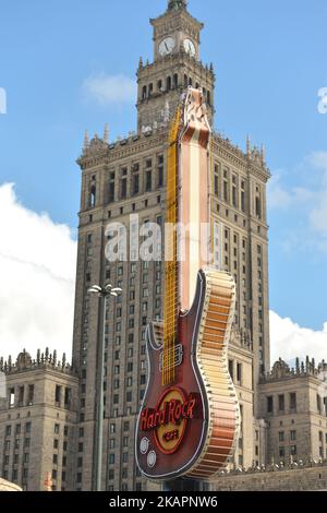 Eine riesige Gitarre im Hard Rock Cafe in Warschau und im Hintergrund der Palast der Kultur und Wissenschaft. Am Dienstag, den 21. August 2017, in Warschau, Polen. (Foto von Artur Widak/NurPhoto) Stockfoto