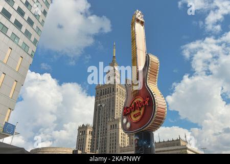 Eine riesige Gitarre im Hard Rock Cafe in Warschau und im Hintergrund der Palast der Kultur und Wissenschaft. Am Dienstag, den 21. August 2017, in Warschau, Polen. (Foto von Artur Widak/NurPhoto) Stockfoto