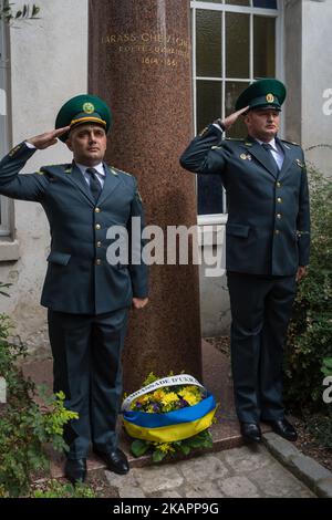 Am 24. August 2017 versammelte sich die ukrainische Gemeinde auf dem Pariser Platz Taras-Chevtchenko, um den 26.. Jahrestag der Unabhängigkeit zu feiern. (Foto von Julien Mattia/NurPhoto) Stockfoto
