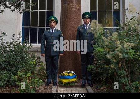 Am 24. August 2017 versammelte sich die ukrainische Gemeinde auf dem Pariser Platz Taras-Chevtchenko, um den 26.. Jahrestag der Unabhängigkeit zu feiern. (Foto von Julien Mattia/NurPhoto) Stockfoto