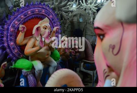 Ein indischer Handwerker gibt dem Lehm-Idol des Elephant headed hindu lord Ganesha letzten Schliff, vor dem Ganesha Chaturthi Festival, in einem Workshop, in Allahabad am 24,2017. August.Ganesh Chaturthi 2017 Feier beginnt vom 25. August bis 5. September. Das Fest feiert die Geburt und Heimkehr von Lord Ganesha. (Foto von Ritesh Shukla/NurPhoto) Stockfoto