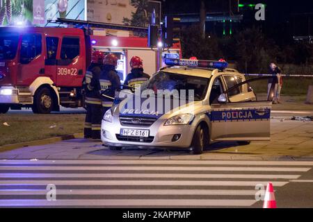 Ein Polizeiauto, das Teil der Autokolonne ist, die die Delegation des NATO-Generalsekretärs Jens Stoltenberg transportiert, wird nach einem Unfall mit einem LKW am 24. August 2017 in Warschau, Polen, gesehen (Foto: Mateusz Wlodarczyk/NurPhoto) Stockfoto