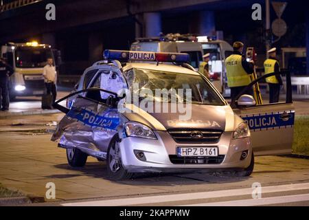 Ein Polizeiauto, das Teil der Autokolonne ist, die die Delegation des NATO-Generalsekretärs Jens Stoltenberg transportiert, wird nach einem Unfall mit einem LKW am 24. August 2017 in Warschau, Polen, gesehen (Foto: Mateusz Wlodarczyk/NurPhoto) Stockfoto