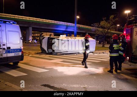 Nach einem Unfall mit einem Polizeiauto, das Teil der Autokolonne ist, die die Delegation des NATO-Generalsekretärs Jens Stoltenberg transportiert, wird am 24. August 2017 in Warschau, Polen, ein LKW gesehen (Foto: Mateusz Wlodarczyk/NurPhoto) Stockfoto