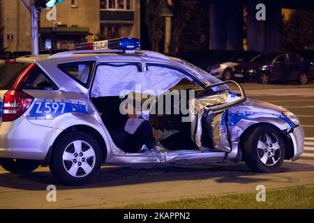 Ein Polizeiauto, das Teil der Autokolonne ist, die die Delegation des NATO-Generalsekretärs Jens Stoltenberg transportiert, wird nach einem Unfall mit einem LKW am 24. August 2017 in Warschau, Polen, gesehen (Foto: Mateusz Wlodarczyk/NurPhoto) Stockfoto