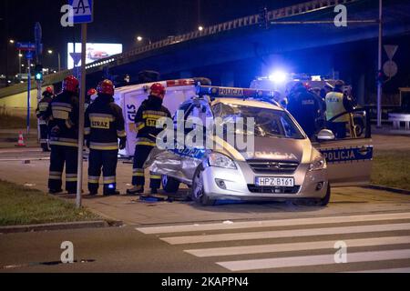 Ein Polizeiauto, das Teil der Autokolonne ist, die die Delegation des NATO-Generalsekretärs Jens Stoltenberg transportiert, wird nach einem Unfall mit einem LKW am 24. August 2017 in Warschau, Polen, gesehen (Foto: Mateusz Wlodarczyk/NurPhoto) Stockfoto