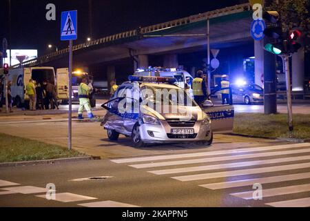 Ein Polizeiauto, das Teil der Autokolonne ist, die die Delegation des NATO-Generalsekretärs Jens Stoltenberg transportiert, wird nach einem Unfall mit einem LKW am 24. August 2017 in Warschau, Polen, gesehen (Foto: Mateusz Wlodarczyk/NurPhoto) Stockfoto