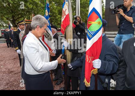 Der Seretar des Armeestaates, Genevieve Darieussecq, würdigt die DB-Division von 2., die am 25. August 2017 in Paris unter der Führung des Generals Leclerc de Hautecloque in Paris, Frankreich, einmarschiert ist. (Foto: Julien Mattia/NurPhoto) Stockfoto