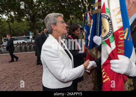 Der Seretar des Armeestaates, Genevieve Darieussecq, würdigt die DB-Division von 2., die am 25. August 2017 in Paris unter der Führung des Generals Leclerc de Hautecloque in Paris, Frankreich, einmarschiert ist. (Foto: Julien Mattia/NurPhoto) Stockfoto