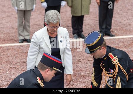 Der Seretar des Armeestaates, Genevieve Darieussecq, würdigt die DB-Division von 2., die am 25. August 2017 in Paris unter der Führung des Generals Leclerc de Hautecloque in Paris, Frankreich, einmarschiert ist. (Foto: Julien Mattia/NurPhoto) Stockfoto