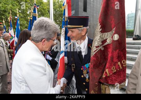 Der Seretar des Armeestaates, Genevieve Darieussecq, würdigt die DB-Division von 2., die am 25. August 2017 in Paris unter der Führung des Generals Leclerc de Hautecloque in Paris, Frankreich, einmarschiert ist. (Foto: Julien Mattia/NurPhoto) Stockfoto