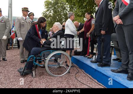 Die Bürgermeisterin von Paris, Anne Hidalgo, und die Seretei des Militärstaates Genevieve Darieussecq würdigen die DB-Division von 2., die am 25. August 2017 in Paris unter der Führung des Generals Leclerc de Hautecloque in Paris, Frankreich, einmarschiert ist. (Foto: Julien Mattia/NurPhoto) Stockfoto