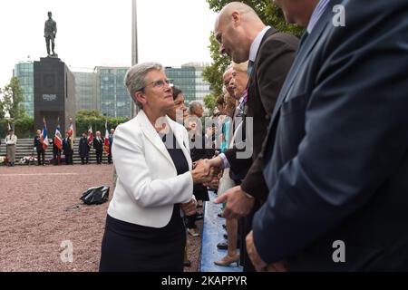 Der Seretar des Armeestaates, Genevieve Darieussecq, würdigt die DB-Division von 2., die am 25. August 2017 in Paris unter der Führung des Generals Leclerc de Hautecloque in Paris, Frankreich, einmarschiert ist. (Foto: Julien Mattia/NurPhoto) Stockfoto