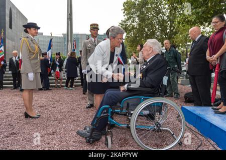 Der Seretar des Armeestaates, Genevieve Darieussecq, würdigt die DB-Division von 2., die am 25. August 2017 in Paris unter der Führung des Generals Leclerc de Hautecloque in Paris, Frankreich, einmarschiert ist. (Foto: Julien Mattia/NurPhoto) Stockfoto