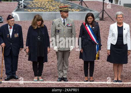 Die Bürgermeisterin von Paris, Anne Hidalgo, und die Seretei des Militärstaates Genevieve Darieussecq würdigen die DB-Division von 2., die am 25. August 2017 in Paris unter der Führung des Generals Leclerc de Hautecloque in Paris, Frankreich, einmarschiert ist. (Foto: Julien Mattia/NurPhoto) Stockfoto