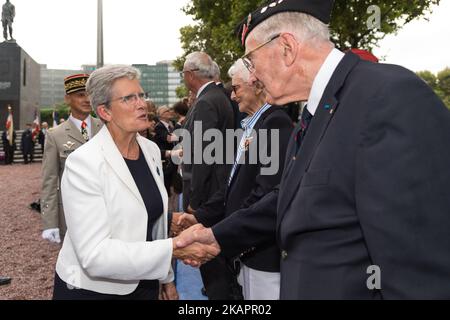 Der Seretar des Armeestaates, Genevieve Darieussecq, würdigt die DB-Division von 2., die am 25. August 2017 in Paris unter der Führung des Generals Leclerc de Hautecloque in Paris, Frankreich, einmarschiert ist. (Foto: Julien Mattia/NurPhoto) Stockfoto