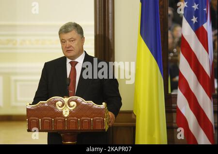 Der ukrainische Präsident Petro Poroschenko spricht auf einer Pressekonferenz während eines Treffens mit dem US-Verteidigungsminister in Kiew, Ukraine, am 24. August 24, 2017. (Foto von STR/NurPhoto) Stockfoto