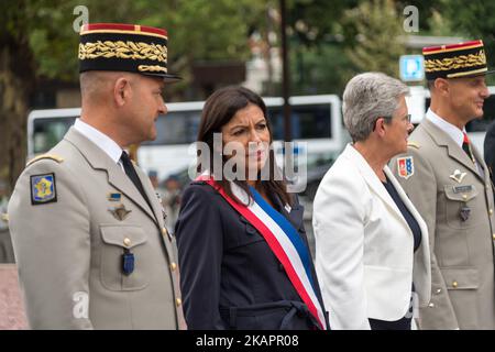 Die Bürgermeisterin von Paris, Anne Hidalgo, und die Seretei des Militärstaates Genevieve Darieussecq würdigen die DB-Division von 2., die am 25. August 2017 in Paris unter der Führung des Generals Leclerc de Hautecloque in Paris, Frankreich, einmarschiert ist. (Foto: Julien Mattia/NurPhoto) Stockfoto