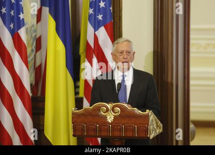 US-Verteidigungsminister Jim Mattis spricht bei einer Pressekonferenz während eines Treffens mit dem ukrainischen Präsidenten in Kiew, Ukraine, am 24. August 24, 2017. (Foto von STR/NurPhoto) Stockfoto