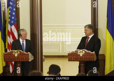 US-Verteidigungsminister Jim Mattis (L) und der ukrainische Präsident Petro Poroschenko sprechen auf einer Pressekonferenz während eines Treffens in Kiew, Ukraine, am 24. August 24, 2017. (Foto von STR/NurPhoto) Stockfoto