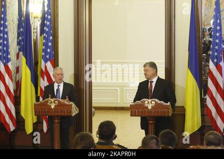 US-Verteidigungsminister Jim Mattis (L) und der ukrainische Präsident Petro Poroschenko sprechen auf einer Pressekonferenz während eines Treffens in Kiew, Ukraine, am 24. August 24, 2017. (Foto von STR/NurPhoto) Stockfoto