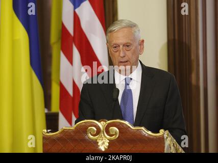 US-Verteidigungsminister Jim Mattis spricht bei einer Pressekonferenz während eines Treffens mit dem ukrainischen Präsidenten in Kiew, Ukraine, am 24. August 24, 2017. (Foto von STR/NurPhoto) Stockfoto