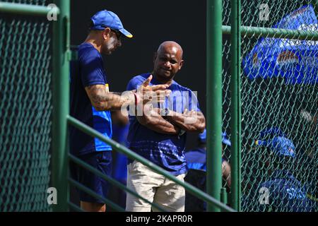 Der Interimstrainer der srilankischen Cricket-Nationalmannschaft, Nic Pothas (L) und Sanath Jayasuriya (2L), der Chefselektor des Sri Lanka Cricket's Selection Committee, weist Spieler während einer Trainingseinheit vor dem ODI Cricket Match 3. gegen Indien im Pallekele International Cricket Stadium, Pallekele , Kandy, Sri Lanka am Samstag, 26 2017. Oktober (Foto: Tharaka Basnayaka/NurPhoto) Stockfoto