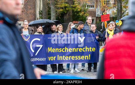 03. November 2022, Nordrhein-Westfalen, Münster: Am Rande des Treffens der G7 Außenminister demonstrieren Mitglieder der Gesellschaft für bedrohte Völker mit einem Transparent: 'G7 Deutschland - Menschenrechte vor Interessen! Foto: Guido Kirchner/dpa Stockfoto