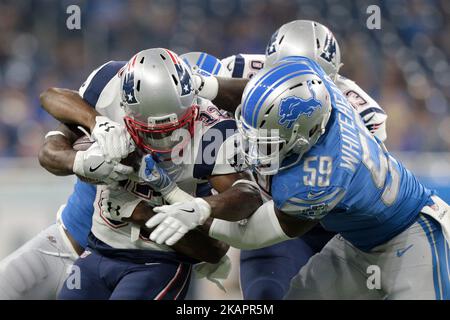 New England Patriots, die sich zurücklehnen Dion Lewis (33), wird am Freitag, den 25. August 2017, von dem Detroit Lions-Linebacker Jarrad Davis (40) und dem mittleren Linebacker Tahir Whitehead (59) in der ersten Hälfte eines NFL-Fußballspiels in Detroit, Michigan, USA, angegangen. (Foto von Jorge Lemus/NurPhoto) Stockfoto