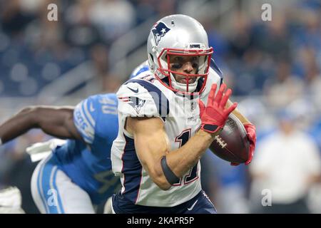 Der New England Patriots Wide Receiver Julian Edelman (11) spielt den Ball gegen die Detroit Lions während der ersten Hälfte eines NFL-Fußballspiels in Detroit, Michigan, USA, am Freitag, den 25. August 2017. (Foto von Jorge Lemus/NurPhoto) Stockfoto