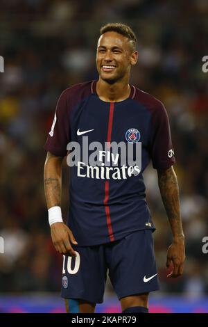 Neymar von Paris Saint-Germain lächelt während des Ligue 1-Spiels zwischen Paris Saint-Germain und SAINT-Etienne im Parc des Princes am 25. August 2017 in Paris, Frankreich. (Foto von Mehdi Taamallah/NurPhoto) Stockfoto