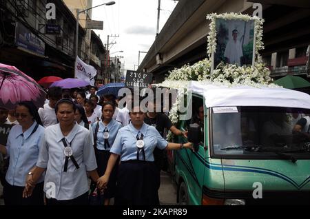 Sympathisanten begleiten den Leichnam von Kian Loyd Delos Santos am Samstag, den 26. August 2017, auf den Friedhof in Manila, Philippinen. Kian Loyd Delos Santos, ein 17-jähriger Gymnasiast, der bei einer angeblichen Schießerei von Polizisten getötet wurde, ist zu einem Sammelpunkt für Aktivisten und Gegner von Präsident Rodrigo Duterte geworden, um den blutigen Drogenkrieg auf den Philippinen zu kritisieren. Das laut offiziellen Angaben mindestens 7.000 Menschenleben gefordert und mehr als 90.000 verhaftet hat. (Foto von Richard James Mendoza/NurPhoto) Stockfoto