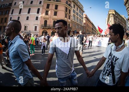 Flüchtlinge und Mitglieder von Nichtregierungsorganisationen protestieren gegen die Räumung durch italienische Sicherheitskräfte und die Entfernung aus einem Gebäude, in dem sie am 26. August 2017 auf dem Esquilino-Platz in Rom, Italien, gelebt hatten (Foto: Andrea Ronchini/NurPhoto) Stockfoto