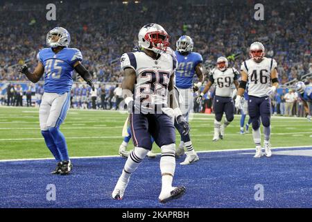 New England Patriots läuft zurück Mike Gillislee (35) erzielt einen Touchdown während der ersten Hälfte eines NFL-Fußballspiels gegen die Detroit Lions in Detroit, Michigan, USA, am Freitag, den 25. August 2017. (Foto von Jorge Lemus/NurPhoto) Stockfoto