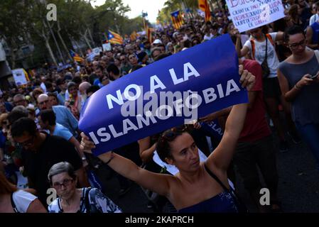 Eine Frau hält ein Plakat mit der Aufschrift "Keine Islamophobie" während eines marsches gegen den Terrorismus, dessen Motto lautet #NoTincPor (Ich fürchte mich nicht) am 26. August 2017 in Barcelona, nachdem die Angriffe von Barcelona und Cambrils 15 Menschen getötet und über 100 verletzt haben. Zehntausende Spanier und Ausländer werden am 26. August einen trotzigen marsch gegen den Terror durch Barcelona führen, nachdem letzte Woche die tödlichen Fahrzeugverwüstungen durchgeführt wurden. Die Stadt am Mittelmeer trauert, nachdem am 17. August ein Van auf der Las Ramblas in Menschenmengen gepflügt wurde, gefolgt von einem Autoangriff in der Küstenstadt Cambrils. ( Stockfoto