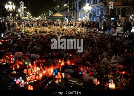 Die Menschen zeigen Blumen, Botschaften und Kerzen, um den Opfern der Angriffe von Barcelona und Cambrils in Cambrils am 26. August 2017 zu gedenken. Die katalanische Hauptstadt demonstriert unter dem Motto „ Ich fürchte mich nicht “, gegen den Terror und aus Protest gegen den Angriff auf den Boulevard Rambla und Cambrils (Tarragona), der am vergangenen Tag 17 15 Menschen das Leben kostete. Dem Marsch, der vom Stadtrat von Barcelona und der Regierung von Katalonien organisiert wurde, sind 878 Einheiten beigetreten. (Foto von Juan Carlos Lucas/NurPhoto) Stockfoto