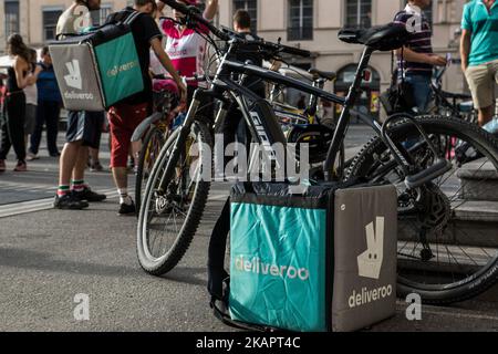 Demonstration des Lieferfahrers der Firma Deliveroo, am 27. August 2017 in Lyon eine bessere Vergütung vom Unternehmen an den Motorradfahrer zu beantragen. (Foto von Nicolas Liponne/NurPhoto) Stockfoto