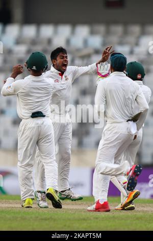 Mehedi Hasan Miraz aus Bangladesch feiert die Entlassung von David Warner aus Australien am ersten Tag des ersten Testkampfs zwischen Bangladesch und Australien im Shere Bangla National Stadium am 27. August 2017 in Mirpur, Bangladesch. (Foto von Ahmed Salahuddin/NurPhoto) Stockfoto