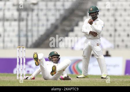 Der bangladeschische Mushfiqur Rahim fällt am zweiten Tag des ersten Testmatches zwischen Bangladesch und Australien im Shere Bangla National Stadium am 28. August 2017 in Mirpur, Bangladesch, auf das Spielfeld. (Foto von Ahmed Salahuddin/NurPhoto) Stockfoto