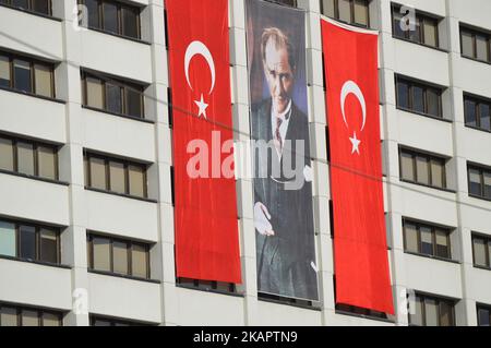 Zwei türkische Flaggen und ein Porträt von Mustafa Kemal Atatürk (C), Gründer und erster Präsident der modernen Türkei, sind am 29. August auf einem Gebäude im historischen Ulus-Viertel von Ankara, Türkei, zu sehen. 2017 als türkische Bürger sich darauf vorbereiten, am 30. August den 95.. Jahrestag des Siegestages zu feiern. (Foto von Altan Gocher/NurPhoto) Stockfoto