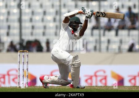 Der bangladeschische Cricketspieler Shakib Al Hasan spielt am dritten Tag des ersten Test-Cricket-Spiels zwischen Bangladesch und Australien im Sher-e-Bangla National Cricket Stadium in Dhaka am 29. August 2017 einen Schuss. (Foto von Ahmed Salahuddin/NurPhoto) Stockfoto