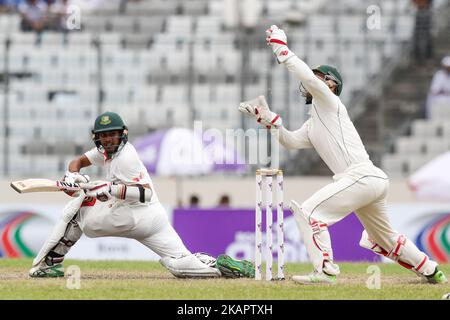 Mehedi Hasan Miraz aus Bangladesch, links, spielt einen Schuss, als Australiens Wicketkeeper Matthew Wade am dritten Tag ihres ersten Test-Cricket-Spiels in Mirpur, Dhaka, Bangladesch, versucht, den Ball zu fangen. (Foto von Ahmed Salahuddin/NurPhoto) Stockfoto