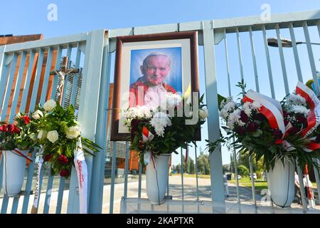 Ein Blick auf das Bild des Papstes Johannes Paul II. Am historischen Tor der Danziger Werft Nr. 2, gesehen am Vorabend des 37.. Jahrestages des GDA-Abkommens, das die Gründung der Gewerkschaft Solidarity am 30. August 2017 in Danzig, Polen, ermöglichte. (Foto von Artur Widak/NurPhoto) Stockfoto