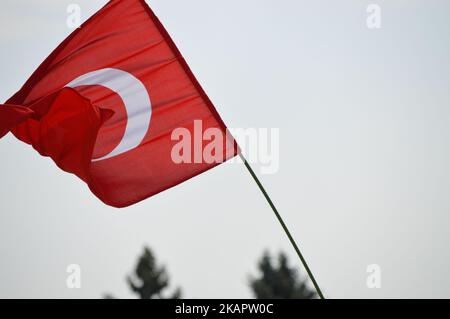 Am Anitkabir, dem Mausoleum des Gründers und ersten Präsidenten der modernen Türkei Mustafa Kemal Atatürk, winkt eine türkische Flagge, während die türkischen Bürger am 30. August 2017 in Ankara den 95.. Jahrestag des Siegestages feiern. (Foto von Altan Gocher/NurPhoto) Stockfoto