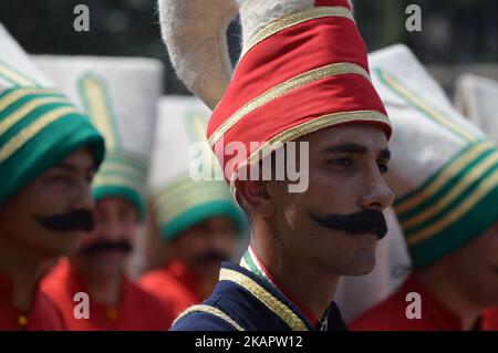 Ein Mann in traditioneller Uniform ist zu sehen, wie türkische Soldaten und Gendarmerien am 30. August 2017 an einer Militärparade zum 95.. Jahrestag des Siegestages in Ankara, Türkei, teilnehmen. (Foto von Altan Gocher/NurPhoto) Stockfoto