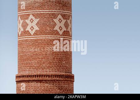 Industriekamine aus gemusterten roten Ziegeln am Ufer des Nils, Ägypten Stockfoto